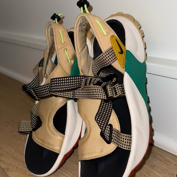 Nike Tan and Black Strappy Sandal-Sneaker - Picture 2 of 4